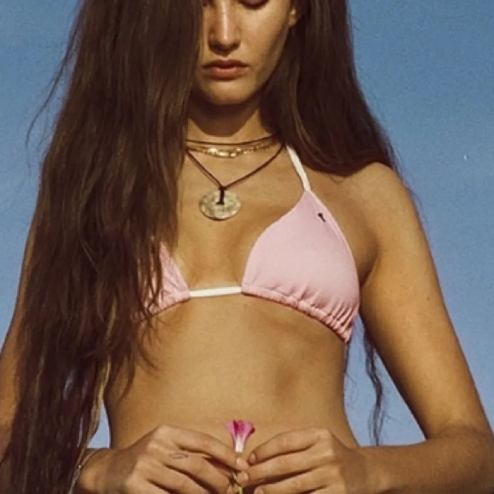 New! Frankies Bikinis Alessa Bikini Top pink with heart cutout 31075
